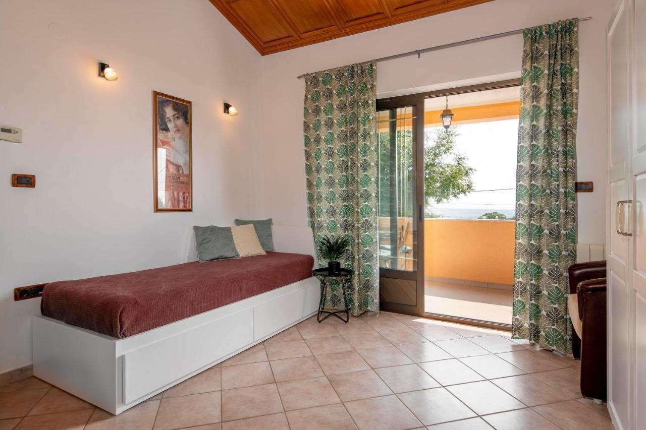 Villa Margerita With Private Pool, Yard And Parking Kaštelir 외부 사진